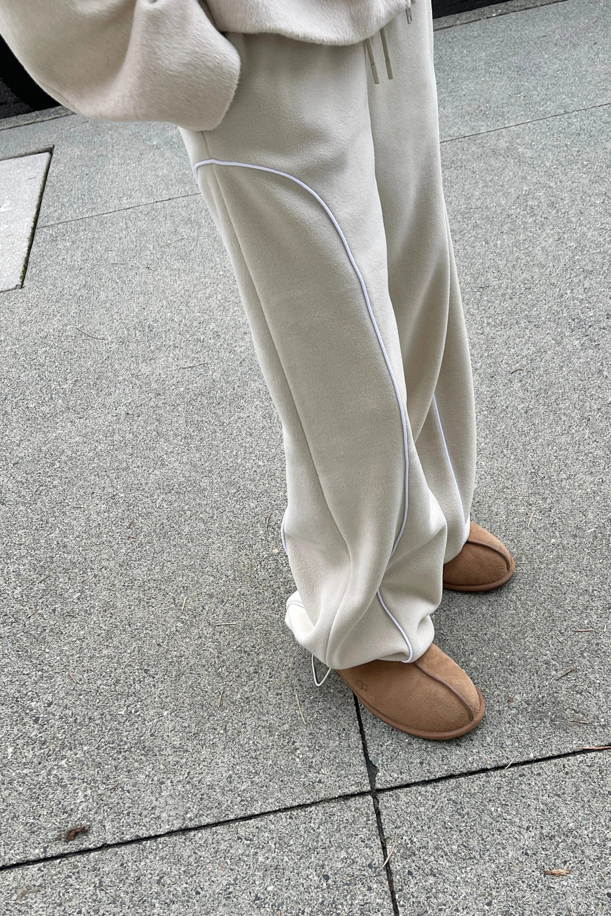 FLEECE PANT WITH CONTRAST PIPING